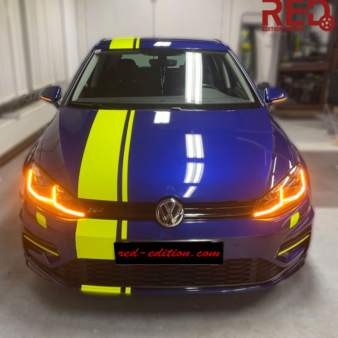 VW Golf 7 mit neongelbem Rennstreifen mit Sideline