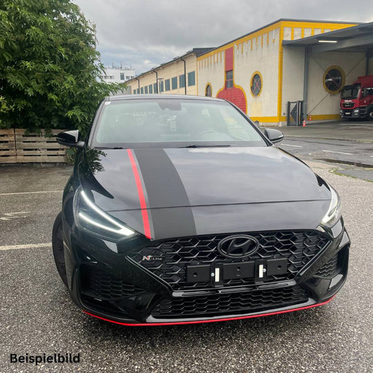 Designfolierung an einem Hyundai i30 mit roten Akzenten