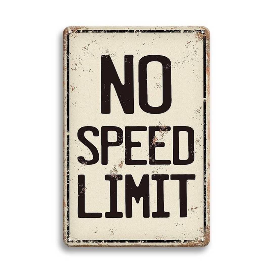 Weißes Metallschild mit schwarzer Aufschrift No Speed Limit