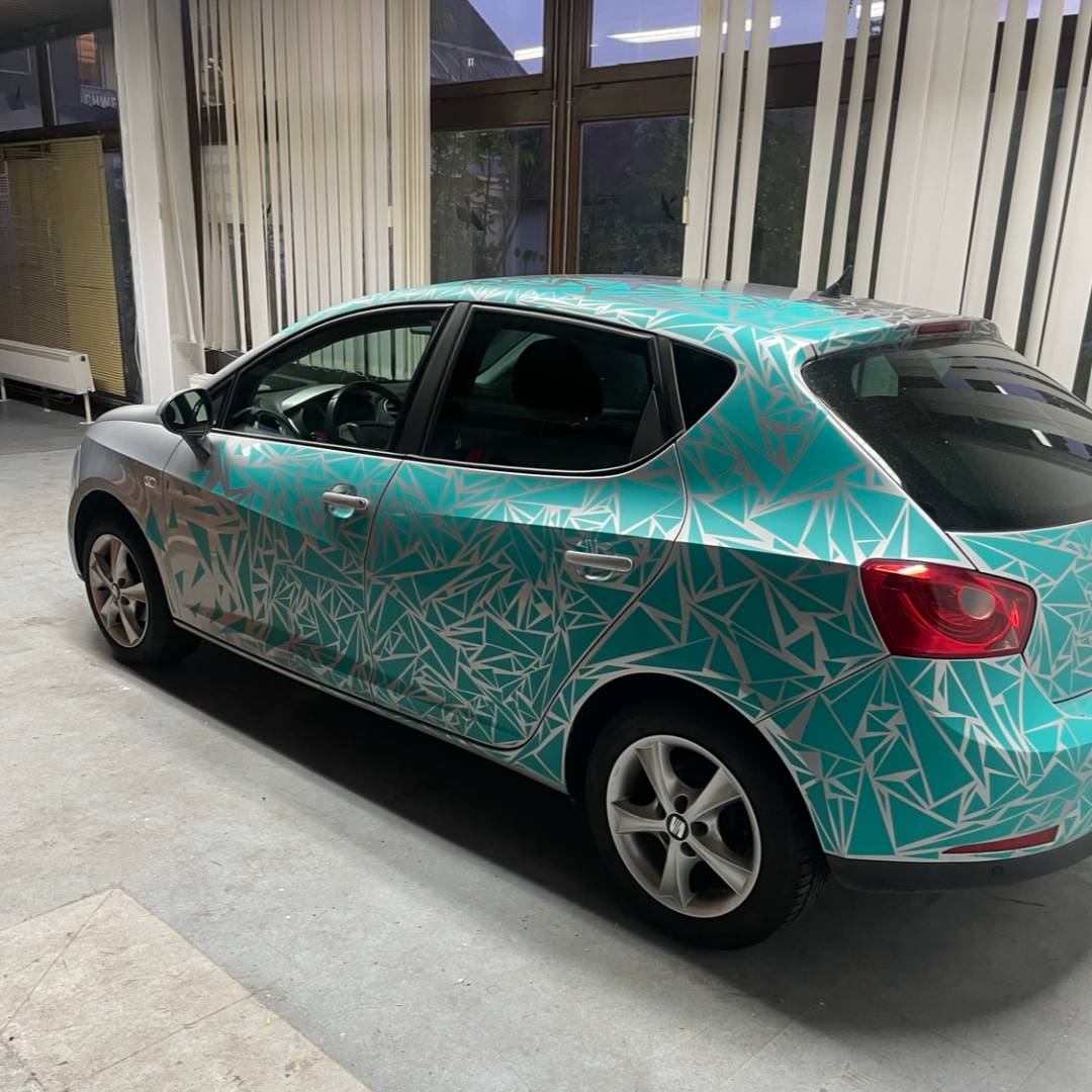 Seat Ibiza mit türkisen Dreiecken von der Seite