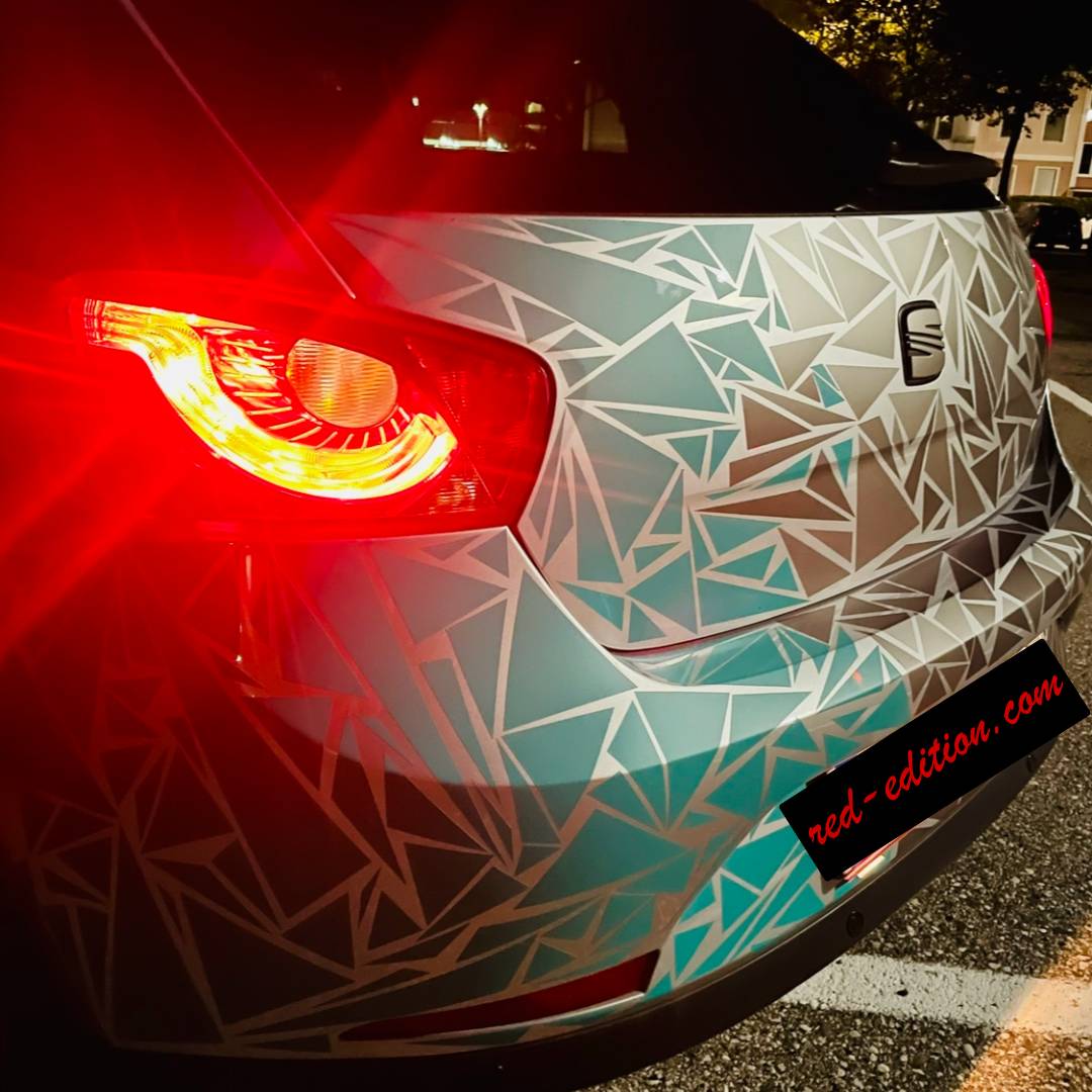 Seat Ibiza bei Nacht mit türkisen und grauen Dreiecken