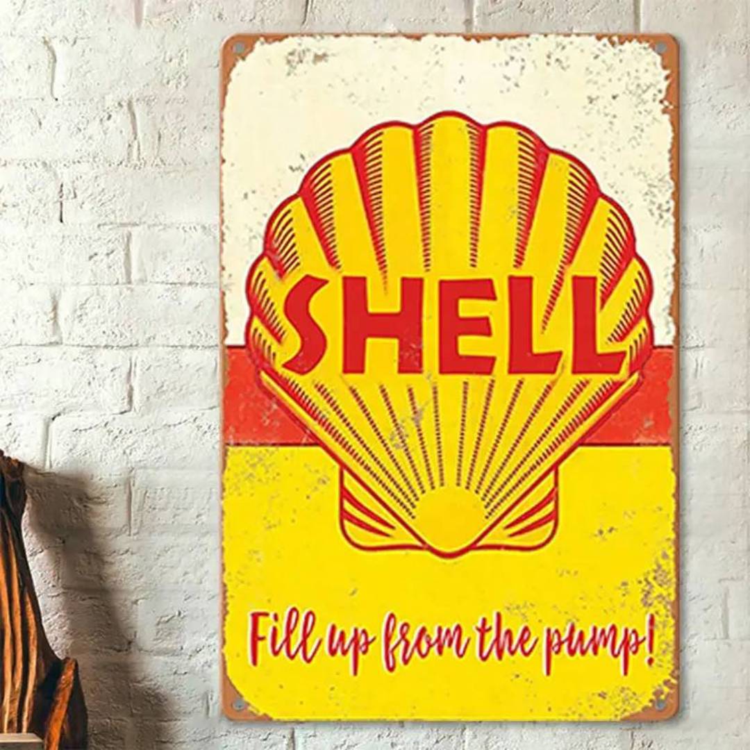 Gelbes Metallschild mit roter Aufschrift Shell