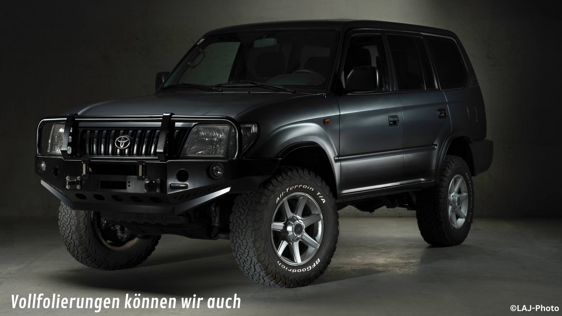 Toyota Landcruiser in einer Vollfolierung mit holzkohle metallic matt