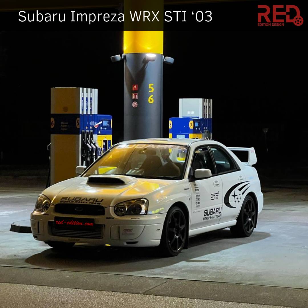 Subaru Impreza bei Nacht bei einer Tankstelle